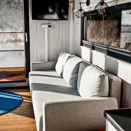 Nad Narvia דירה *